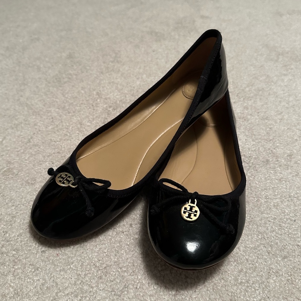 Tory Burch Flats with Bow and Charm
